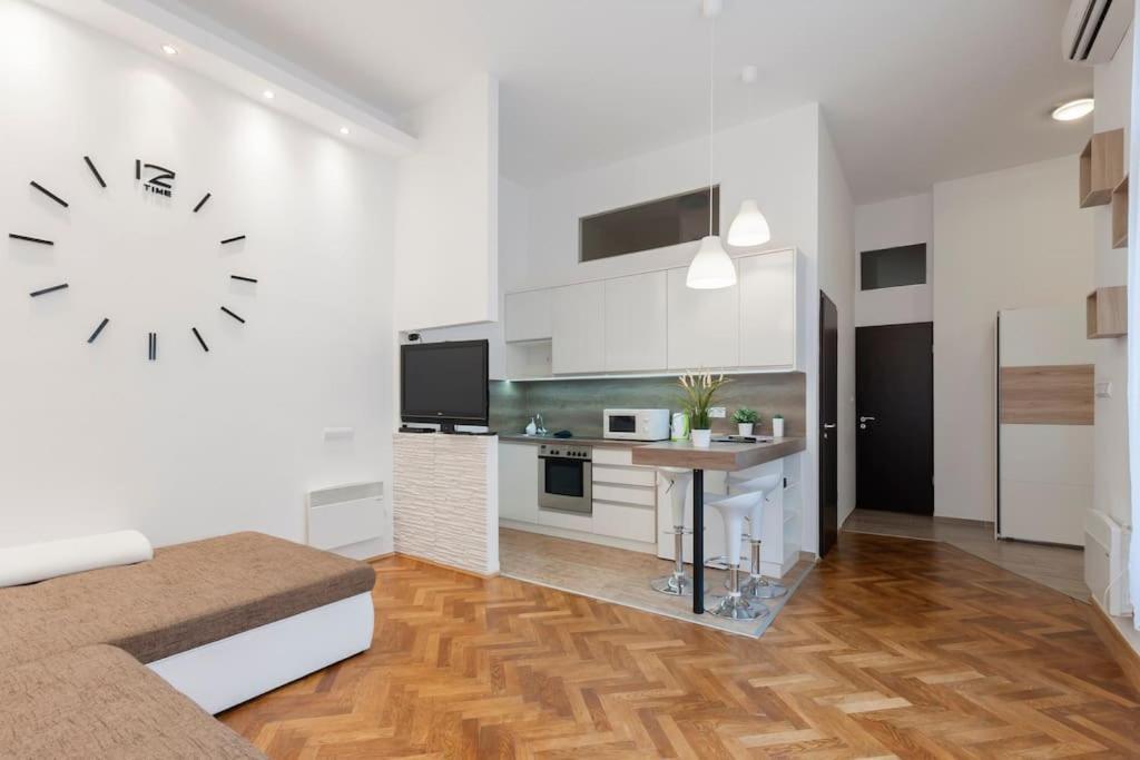 Szent Istvan Ter 4 Next To Basilica A 1 Bedroom Budapest Esterno foto