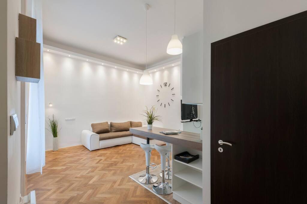 Szent Istvan Ter 4 Next To Basilica A 1 Bedroom Budapest Esterno foto