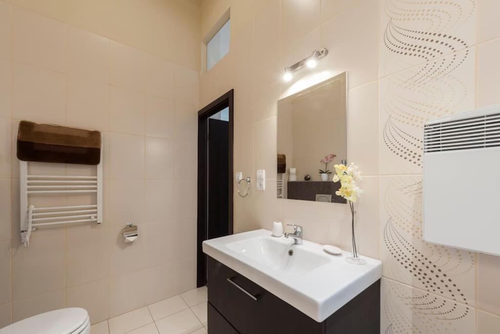 Szent Istvan Ter 4 Next To Basilica A 1 Bedroom Budapest Esterno foto