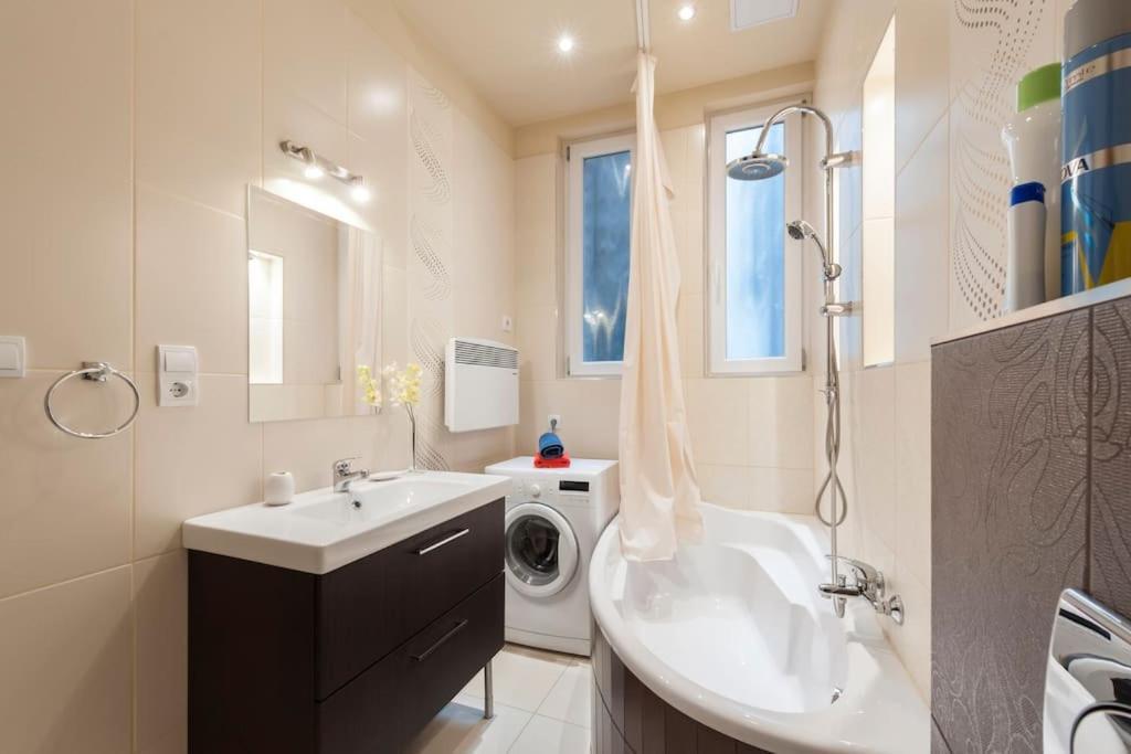 Szent Istvan Ter 4 Next To Basilica A 1 Bedroom Budapest Esterno foto
