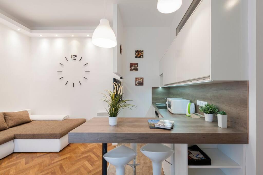 Szent Istvan Ter 4 Next To Basilica A 1 Bedroom Budapest Esterno foto
