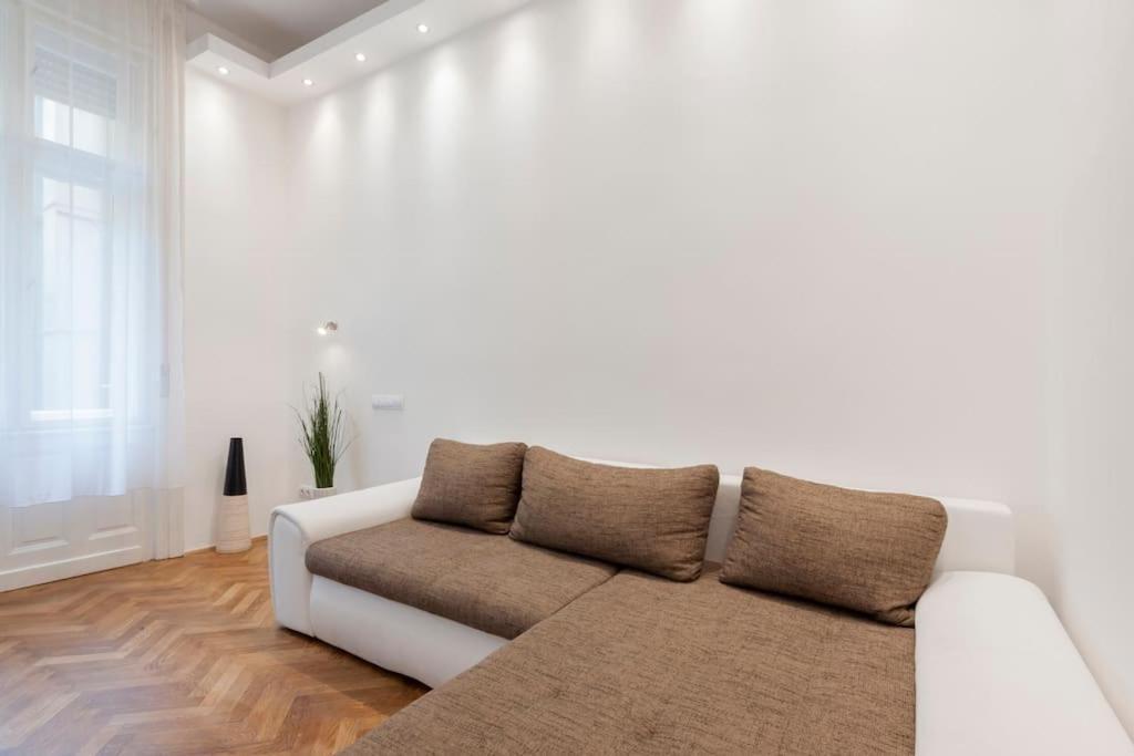 Szent Istvan Ter 4 Next To Basilica A 1 Bedroom Budapest Esterno foto